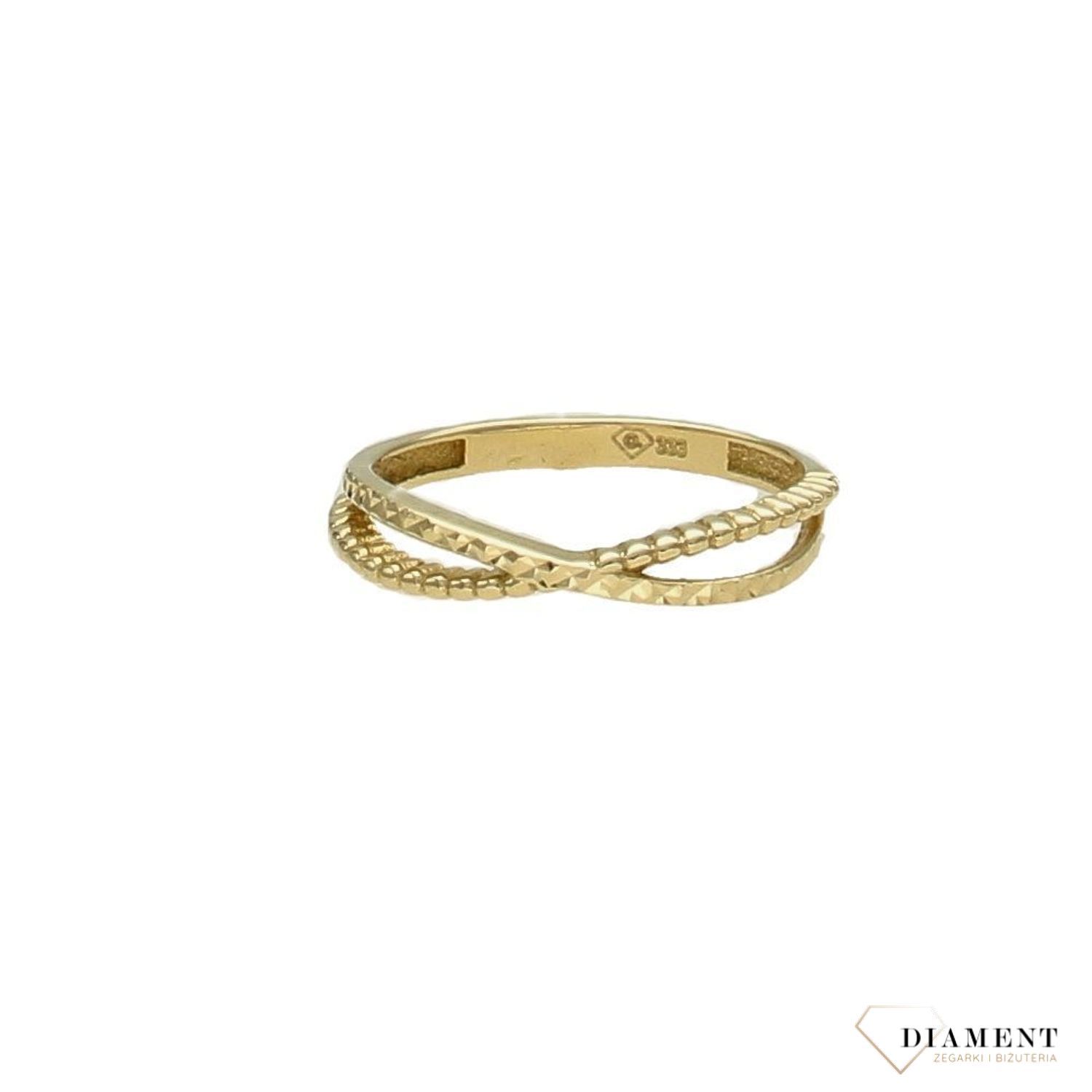 Złoty pierścionek 333 dwa rzędy grawerowane PI 5245 (1).jpg